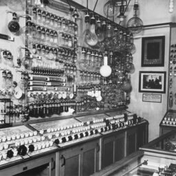 Expozice elektrických světelných zdrojů v Technickém muzeu ve Schwarzenberském paláci roku 1928