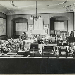 Expozice tzv. sociální politiky aneb ochrana zdraví při práci v Technickém muzeu, kolem roku 1925