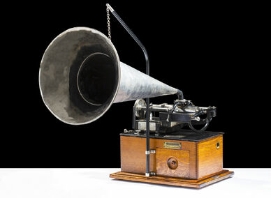 Devices for the recording and reproduction of sounds and images 