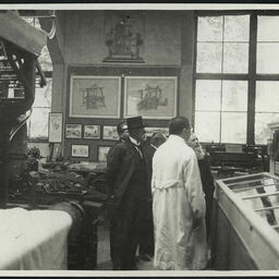 Prezident T. G. Masaryk na návštěvě v Technickém muzeu československém dne 29. června 1927. Na prohlídce expozice textilní výroby, v bílém plášti ředitel muzea Jaroslav Veselý