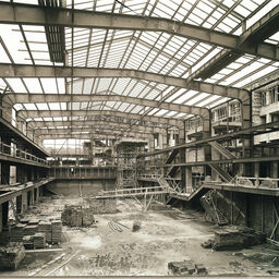 Stavba železné rámové konstrukce dopravní haly u budovy Technického muzea na Letné v letech 1939–1940
