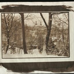 Obr. 12. Strahovský klášter z parku pod Petřínem . Sepiový tisk Van Dyke z negativu z obr. 11.