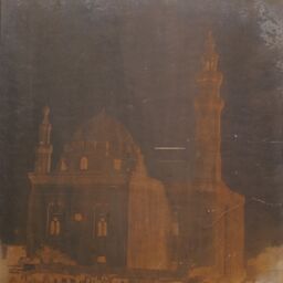 Obr. 1: Původní kalotypický negativ Wilhelma Herforda z jeho cesty do Plestiny v roce 1856. Papír cca 27 x 34 cm, barva nažloutlá, na zadní straně vykrytý černou barvou.