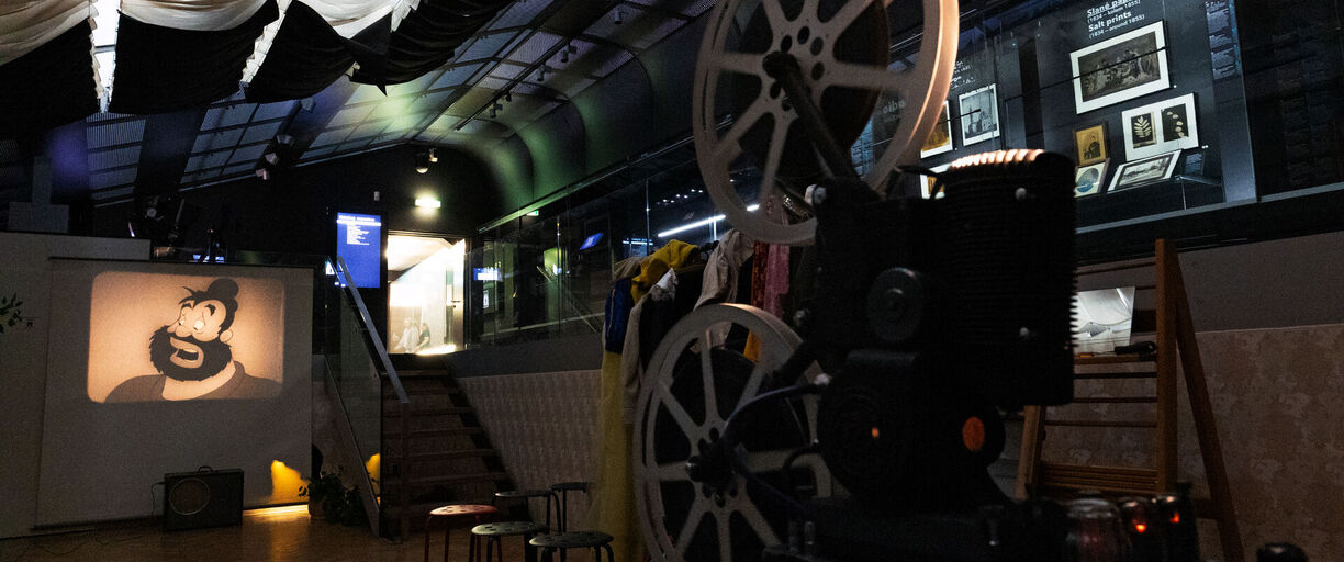 Do 19. 12. 2025 – Promítání z historického projektoru v expozici Fotografický ateliér