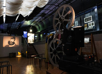 Promítání z historického projektoru v expozici Fotografický ateliér