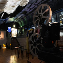 Do 19. 12. 2025 – Promítání z historického projektoru v expozici Fotografický ateliér