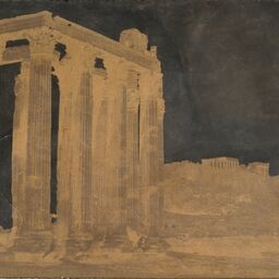 Obr. 5: Papírový kalotypický negativ menšího rozměru pravděpodobně opět od W. Herforda. Vyobrazení zříceniny chrámu s vysokými sloupy. Barva žlutá, cca 18 x 24 cm,