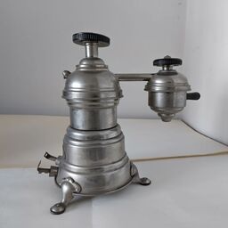 Elektrický kávovar Velox z roku 1925 