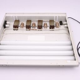 Obr. 4 Hlavní část zdroje UV světla zhotoveného svépomocí. Do běžného zářivkového tělesa byly nainstalovány 4 trubice délky 60 cm Black Light Philips Actinic s potřebnými elektronickými předřadníky.