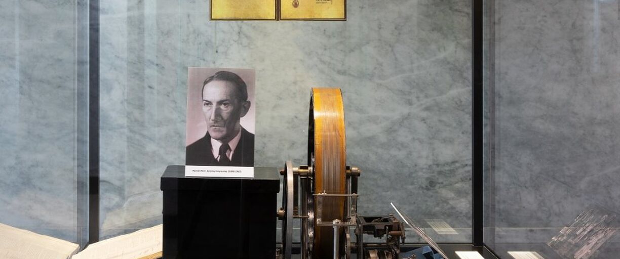 NTM vystavilo první polarograf Jaroslava Heyrovského při příležitosti 60. výročí Nobelovy ceny 
