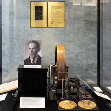 NTM vystavilo první polarograf Jaroslava Heyrovského při příležitosti 60. výročí Nobelovy ceny 