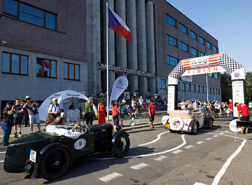 15. 6. 2024 – Cíl soutěže historických vozů 1000 mil československých před budovou NTM