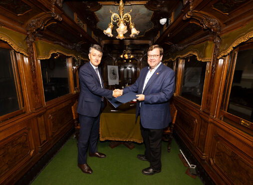 Generální ředitel NTM Karel Ksandr a generální ředitel SŽ Jiří Svoboda po podpisu smlouvy o předání předmětů, v jídelním voze dvorního vlaku císaře Františka Josefa I. v expozici Doprava v NTM 